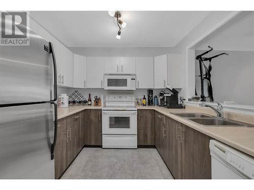 400 Sutton Crescent Unit# 103, Kelowna, BC - Indoor Photo Showing Kitchen With Double Sink