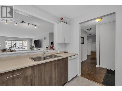 400 Sutton Crescent Unit# 103, Kelowna, BC - Indoor Photo Showing Kitchen With Double Sink