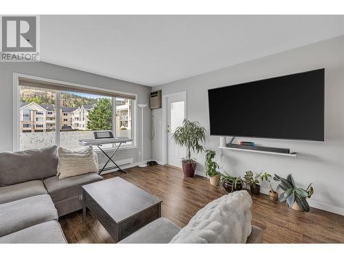 400 Sutton Crescent Unit# 103, Kelowna, BC - Indoor Photo Showing Living Room