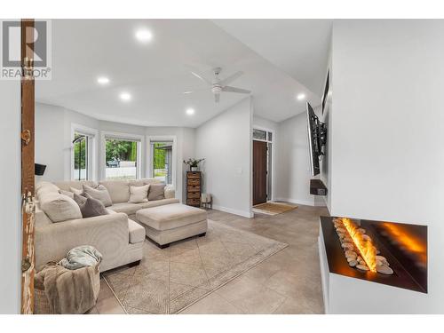 380 Melrose Place, Kamloops, BC - Indoor Photo Showing Living Room