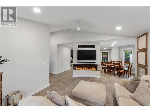 380 Melrose Place, Kamloops, BC - Indoor Photo Showing Living Room