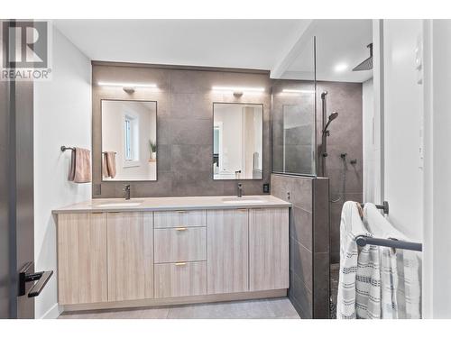 380 Melrose Place, Kamloops, BC - Indoor Photo Showing Bathroom