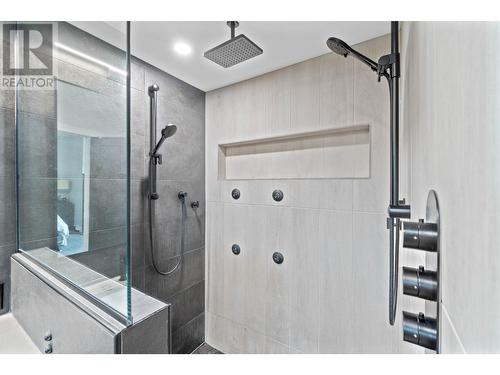 380 Melrose Place, Kamloops, BC - Indoor Photo Showing Bathroom