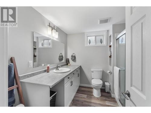 380 Melrose Place, Kamloops, BC - Indoor Photo Showing Bathroom