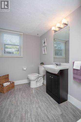 1048 Guildwood Boulevard, London, ON - Indoor Photo Showing Bathroom