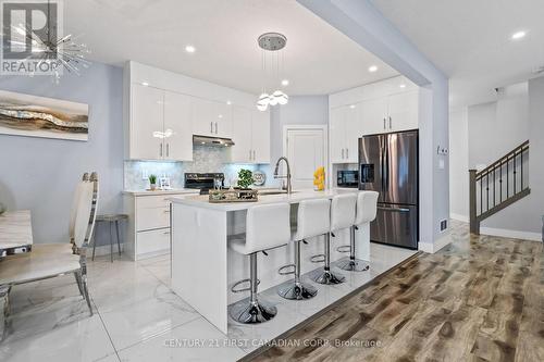 2930 Petty Road, London, ON - Indoor Photo Showing Kitchen With Upgraded Kitchen