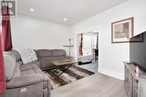 40 Young Street, Woodstock, ON - Indoor Photo Showing Living Room