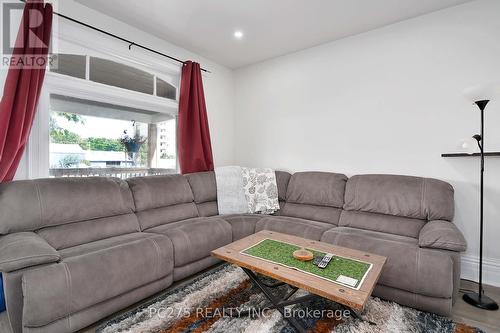 40 Young Street, Woodstock, ON - Indoor Photo Showing Living Room