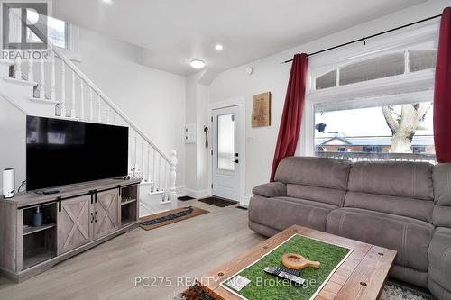 40 Young Street, Woodstock, ON - Indoor Photo Showing Living Room