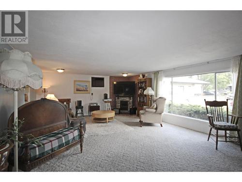 402 Conklin Avenue, Penticton, BC - Indoor Photo Showing Living Room