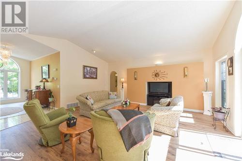 4 Beechwood Crescent, Oro-Medonte, ON - Indoor Photo Showing Living Room