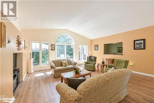 4 Beechwood Crescent, Oro-Medonte, ON - Indoor Photo Showing Living Room