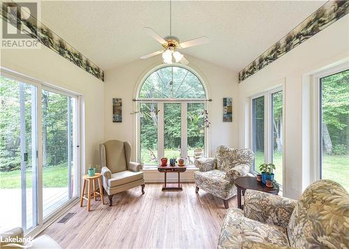 4 Beechwood Crescent, Oro-Medonte, ON - Indoor Photo Showing Living Room