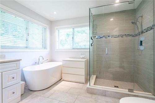 2159 Britannia Road, Burlington, ON - Indoor Photo Showing Bathroom