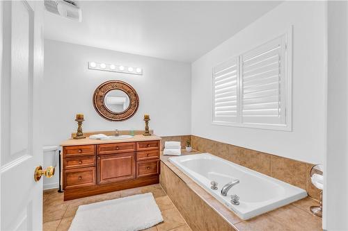 7 Pembroke Circle, Grimsby, ON - Indoor Photo Showing Bathroom