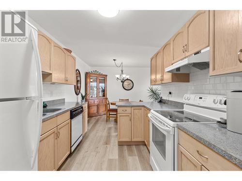 769 Klo Road Unit# 413, Kelowna, BC - Indoor Photo Showing Kitchen