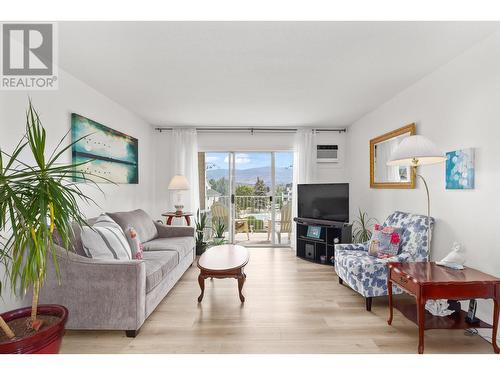 769 Klo Road Unit# 413, Kelowna, BC - Indoor Photo Showing Living Room