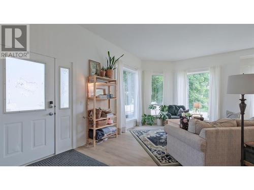 1875 Aitkins Court, Kelowna, BC - Indoor Photo Showing Living Room