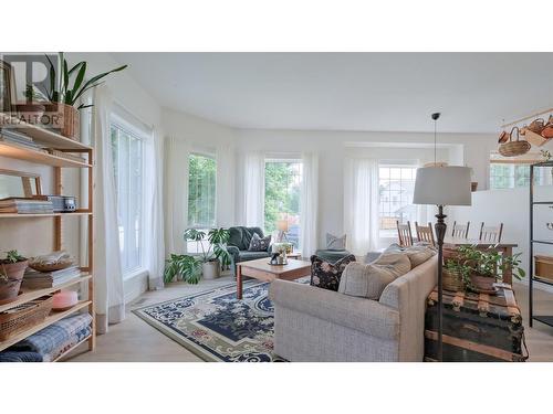 1875 Aitkins Court, Kelowna, BC - Indoor Photo Showing Living Room