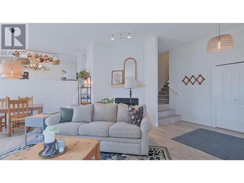 1875 Aitkins Court, Kelowna, BC - Indoor Photo Showing Living Room