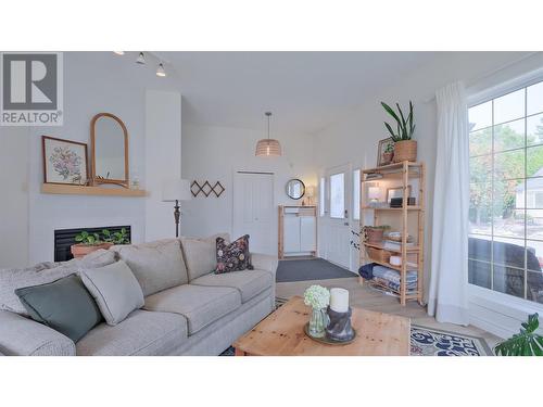 1875 Aitkins Court, Kelowna, BC - Indoor Photo Showing Living Room