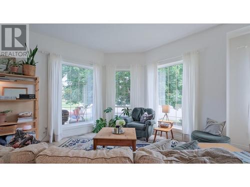 1875 Aitkins Court, Kelowna, BC - Indoor Photo Showing Living Room