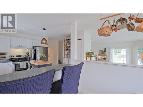 1875 Aitkins Court, Kelowna, BC - Indoor Photo Showing Kitchen