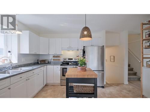 1875 Aitkins Court, Kelowna, BC - Indoor Photo Showing Kitchen With Double Sink