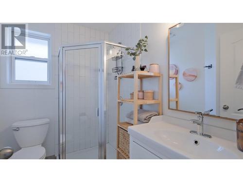 1875 Aitkins Court, Kelowna, BC - Indoor Photo Showing Bathroom