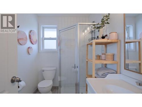 1875 Aitkins Court, Kelowna, BC - Indoor Photo Showing Bathroom