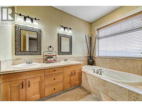 1045 Hume Avenue, Kelowna, BC - Indoor Photo Showing Bathroom