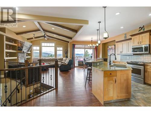 1045 Hume Avenue, Kelowna, BC - Indoor Photo Showing Kitchen With Upgraded Kitchen