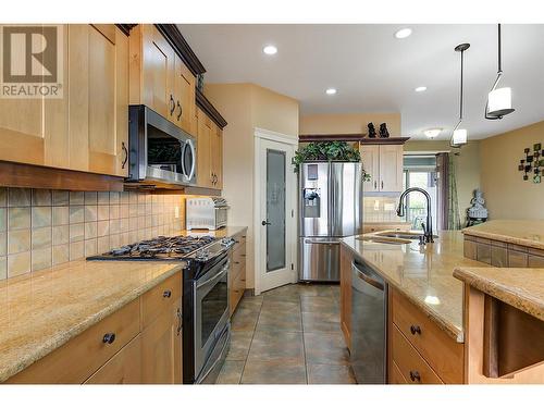 1045 Hume Avenue, Kelowna, BC - Indoor Photo Showing Kitchen With Upgraded Kitchen