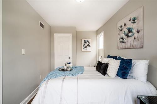 26 Cambridge Avenue, Hamilton, ON - Indoor Photo Showing Bedroom