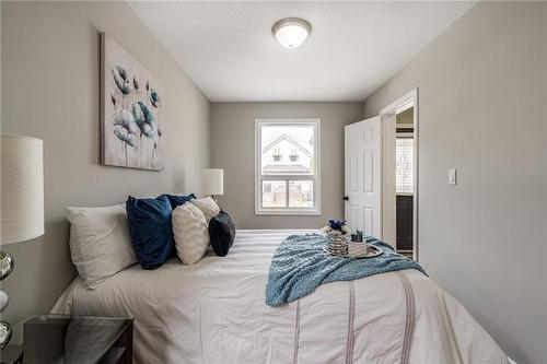 26 Cambridge Avenue, Hamilton, ON - Indoor Photo Showing Bedroom