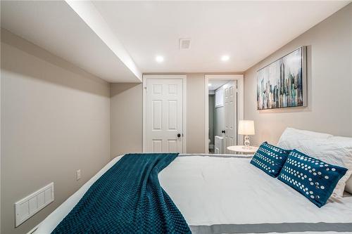 26 Cambridge Avenue, Hamilton, ON - Indoor Photo Showing Bedroom