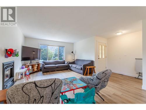 5212 Thomas Place, Okanagan Falls, BC - Indoor Photo Showing Living Room