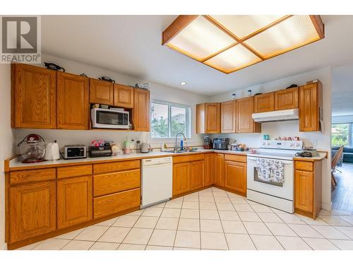 5212 Thomas Place, Okanagan Falls, BC - Indoor Photo Showing Kitchen With Double Sink