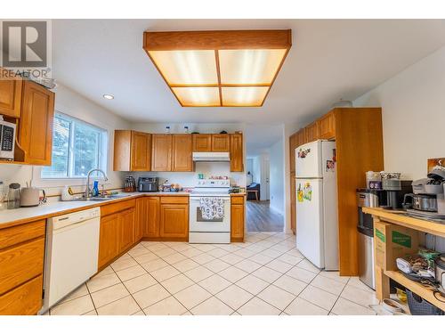 5212 Thomas Place, Okanagan Falls, BC - Indoor Photo Showing Kitchen With Double Sink