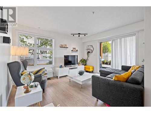 571 Yates Road Unit# 107, Kelowna, BC - Indoor Photo Showing Living Room