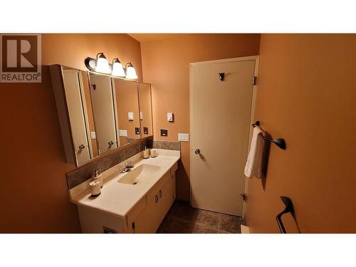 2429 Ethel Street, Kelowna, BC - Indoor Photo Showing Bathroom