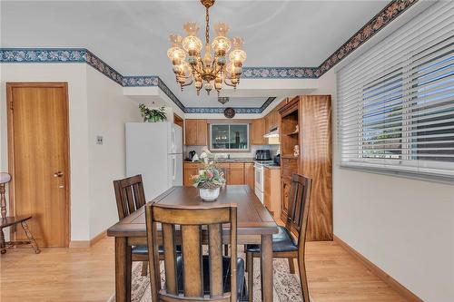 122 Rainbow Drive, Hamilton, ON - Indoor Photo Showing Dining Room