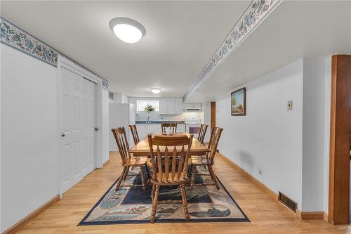 122 Rainbow Drive, Hamilton, ON - Indoor Photo Showing Dining Room