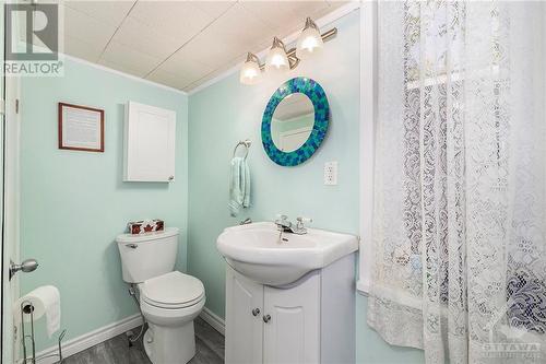 183 High Street, Carleton Place, ON - Indoor Photo Showing Bathroom