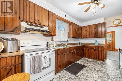 183 High Street, Carleton Place, ON - Indoor Photo Showing Kitchen With Double Sink