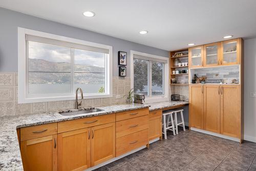 10837 Okanagan Centre Road, Lake Country, BC - Indoor Photo Showing Kitchen