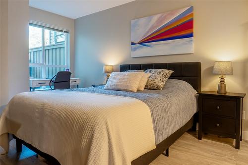 109-1089 Sunset Drive, Kelowna, BC - Indoor Photo Showing Bedroom