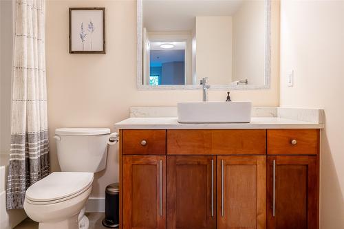 109-1089 Sunset Drive, Kelowna, BC - Indoor Photo Showing Bathroom