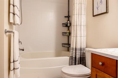 109-1089 Sunset Drive, Kelowna, BC - Indoor Photo Showing Bathroom