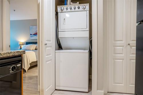 109-1089 Sunset Drive, Kelowna, BC - Indoor Photo Showing Laundry Room